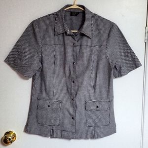 Click checkered short sleeves women, Black&white,buttons ,2 pockets front.Medium